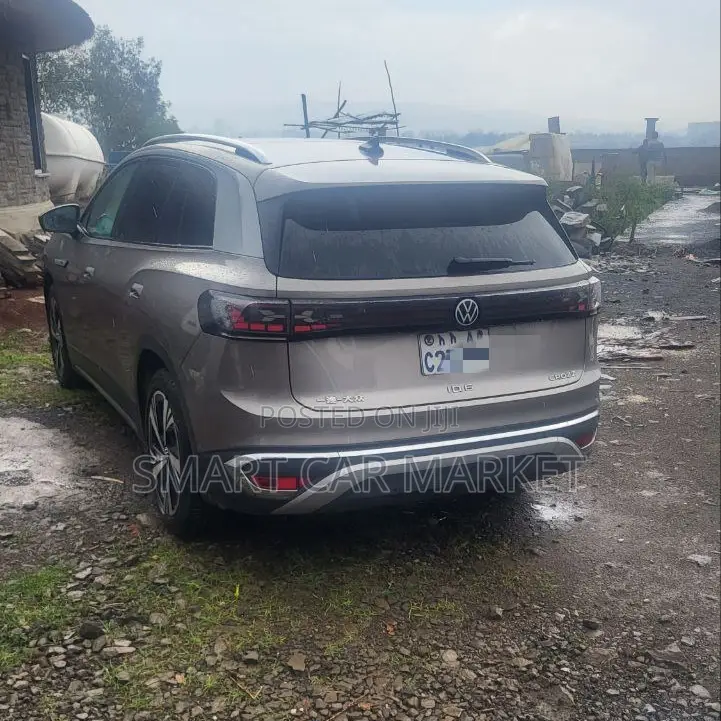 Volkswagen ID.6 2022 Gold