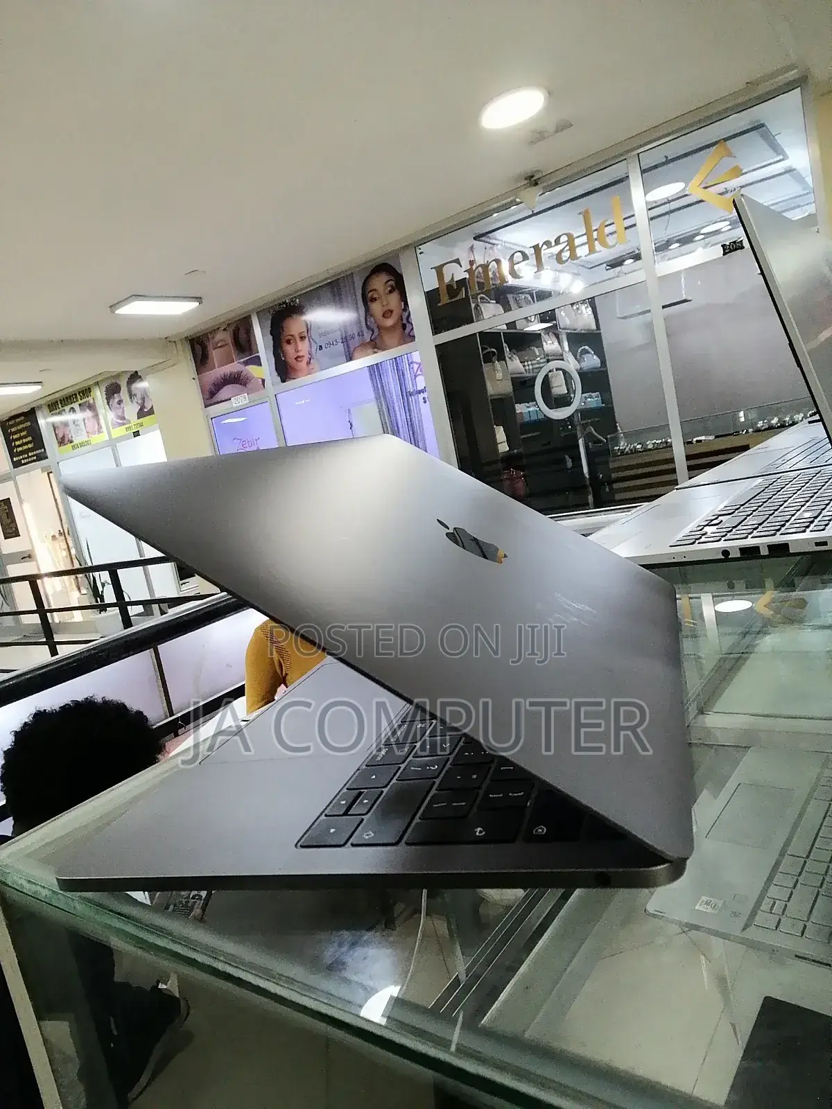 New Laptop Apple MacBook Pro 2019 16GB Intel Core i7 SSD 512GB