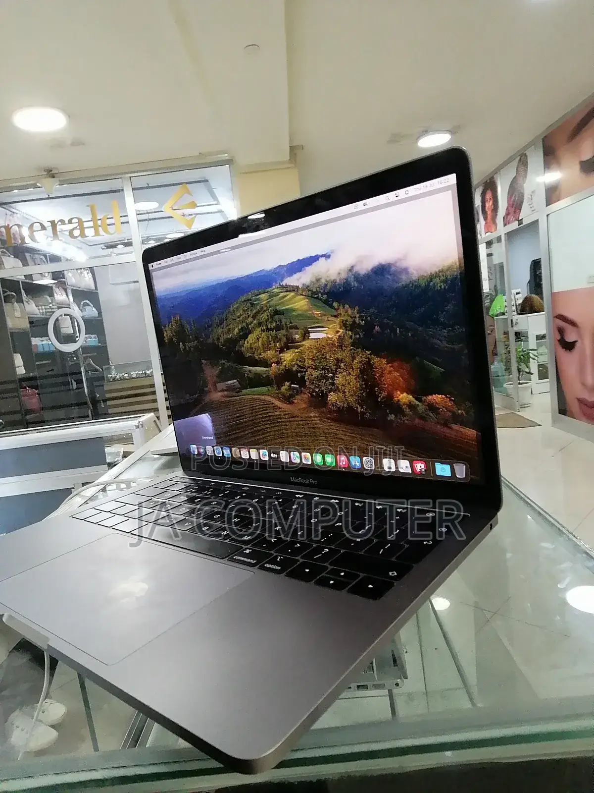 New Laptop Apple MacBook Pro 2019 16GB Intel Core i7 SSD 512GB