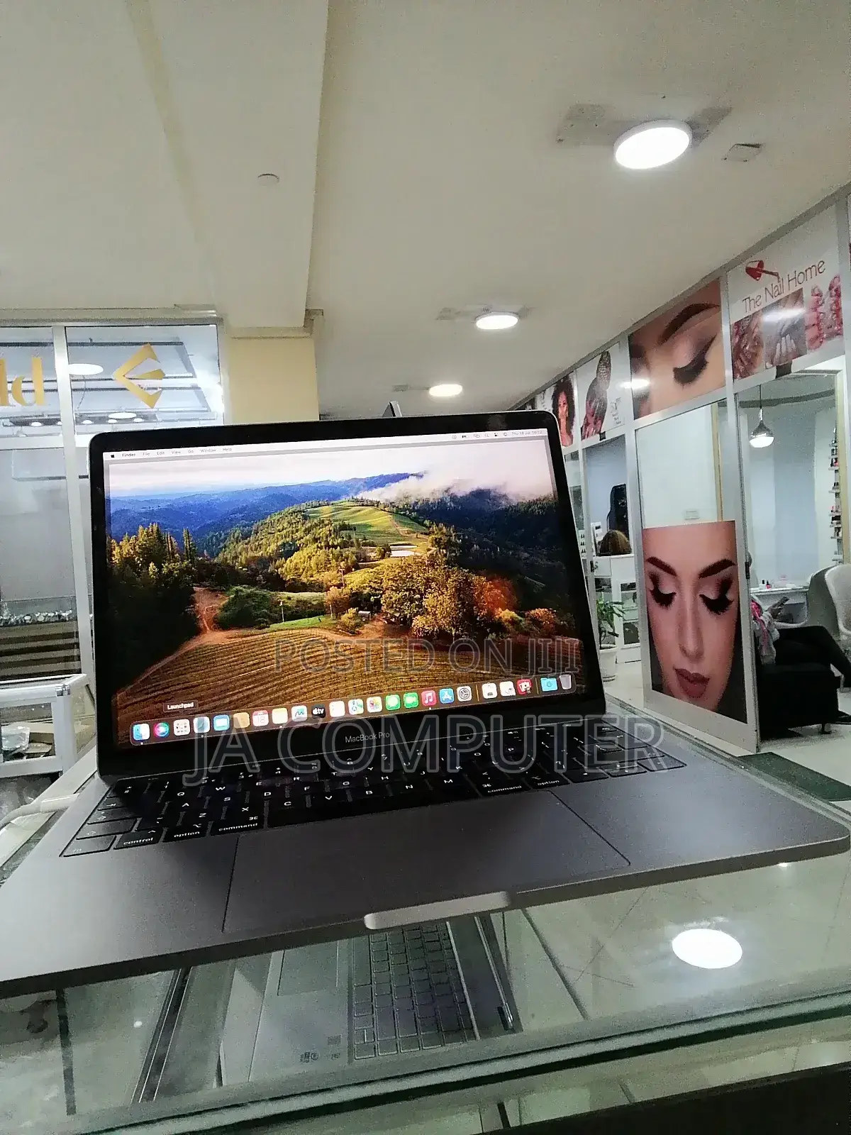 New Laptop Apple MacBook Pro 2019 16GB Intel Core i7 SSD 512GB