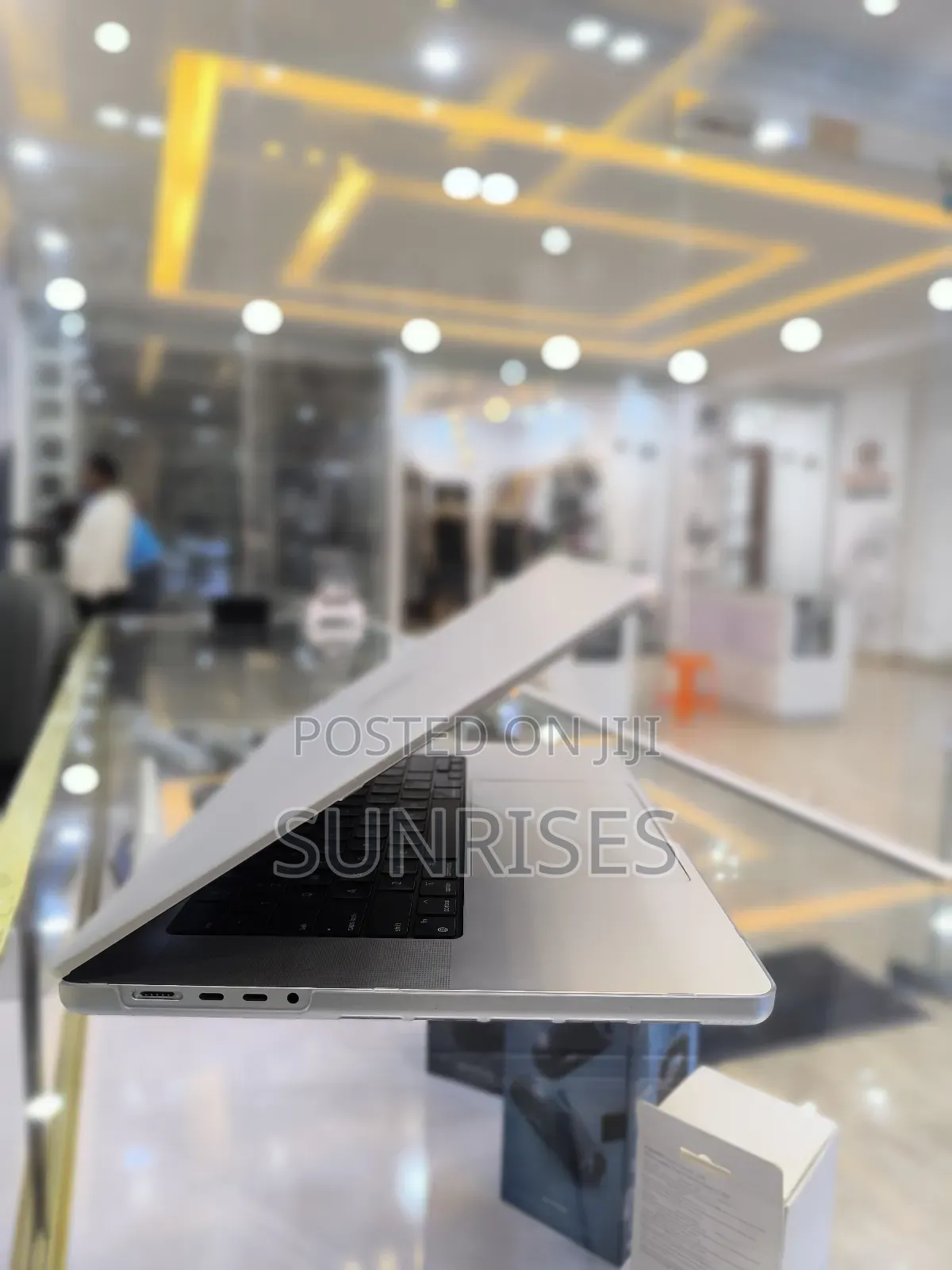 New Laptop Apple MacBook Pro 2022 M2 16GB Apple M2 SSD 1T