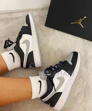 Photo - Jordan 1 “Low Shadow”