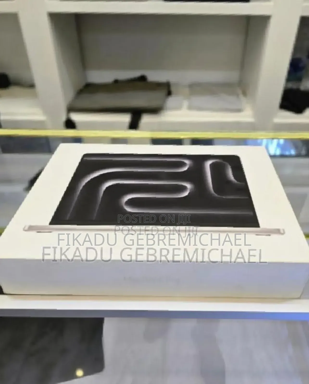 New Apple MacBook Pro 2023 M3 14-inch 18GB Intel Core i7 SSD 512GB