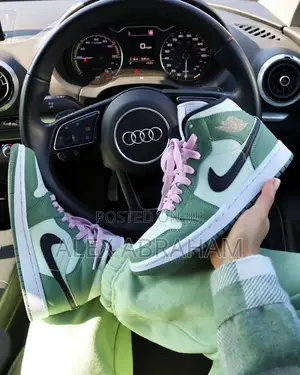 Photo - Jordan 1 “ Dutch Green”