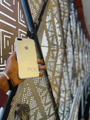 Photo - Apple iPhone 7 Plus 32 GB Gold