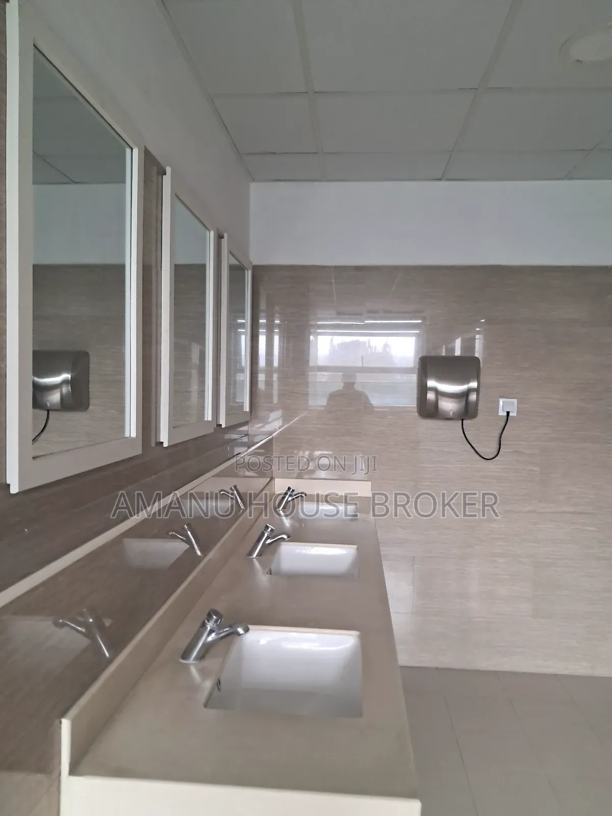 Office for Urgent Rent in Hyatt Regency Hotel Area 420sqm