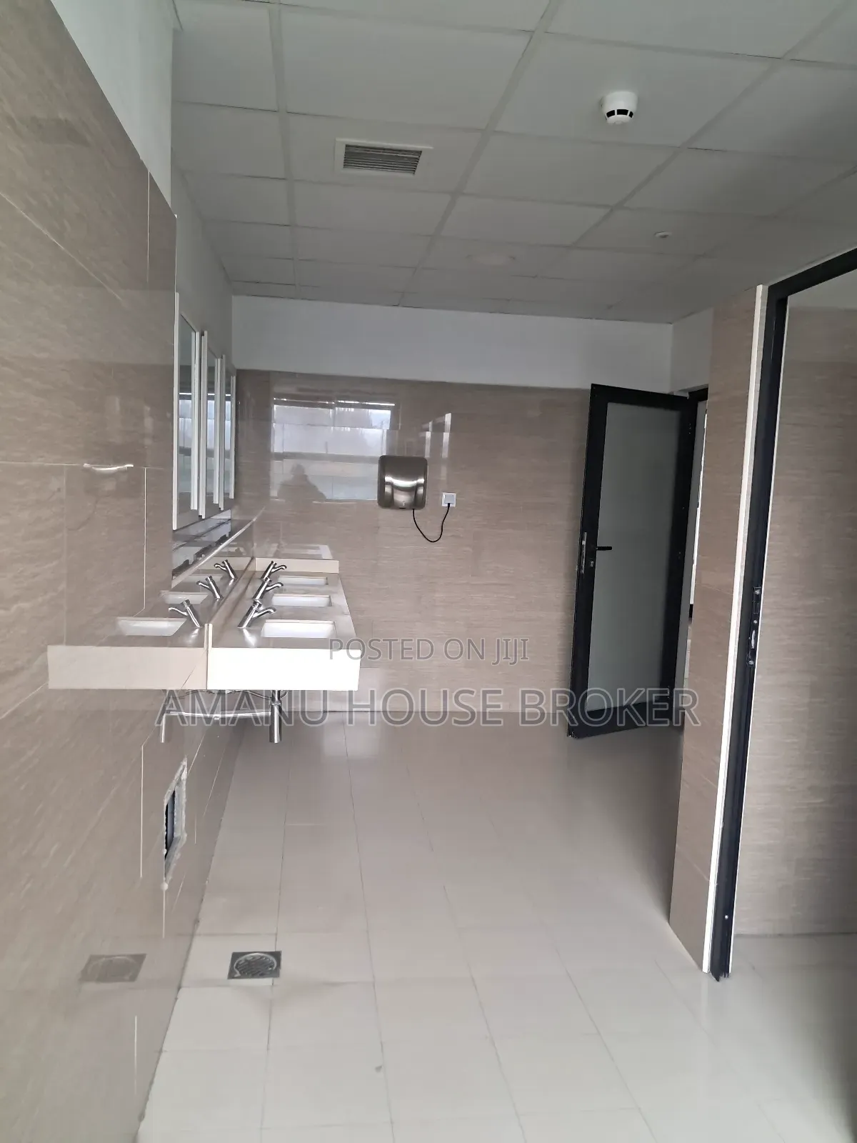 Office for Urgent Rent in Hyatt Regency Hotel Area 420sqm