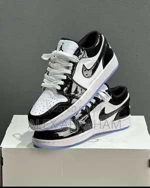 Photo - Air Jordan 1 “Concord”