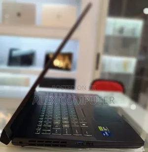New Laptop MSI GE63 Raider RGB 8RE 16GB Intel Core I7 SSD 512GB