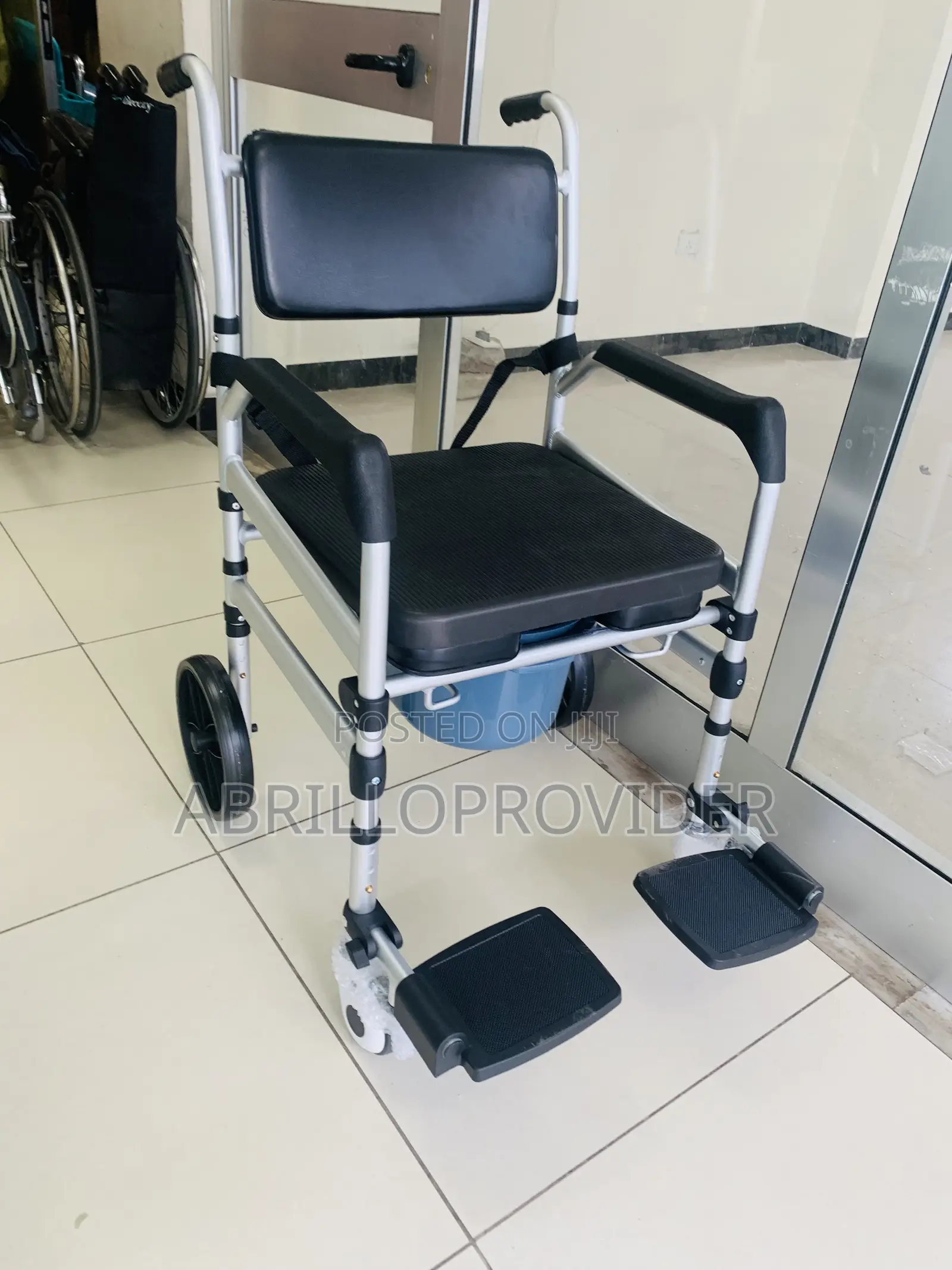 New Toilet Seat Chair/Commode Chair Wheelchair/Wheelchair