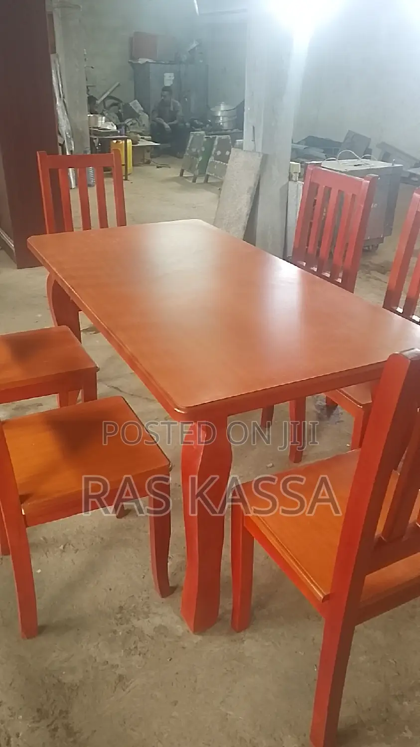 የገበታ ጠረጴዛ ከ 6 ወንበርን ጋር