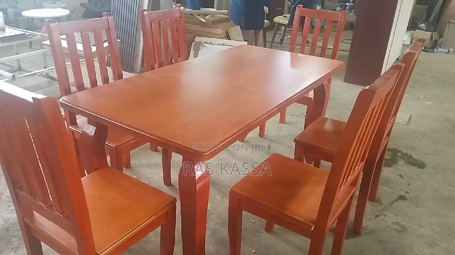 የገበታ ጠረጴዛ ከ 6 ወንበርን ጋር