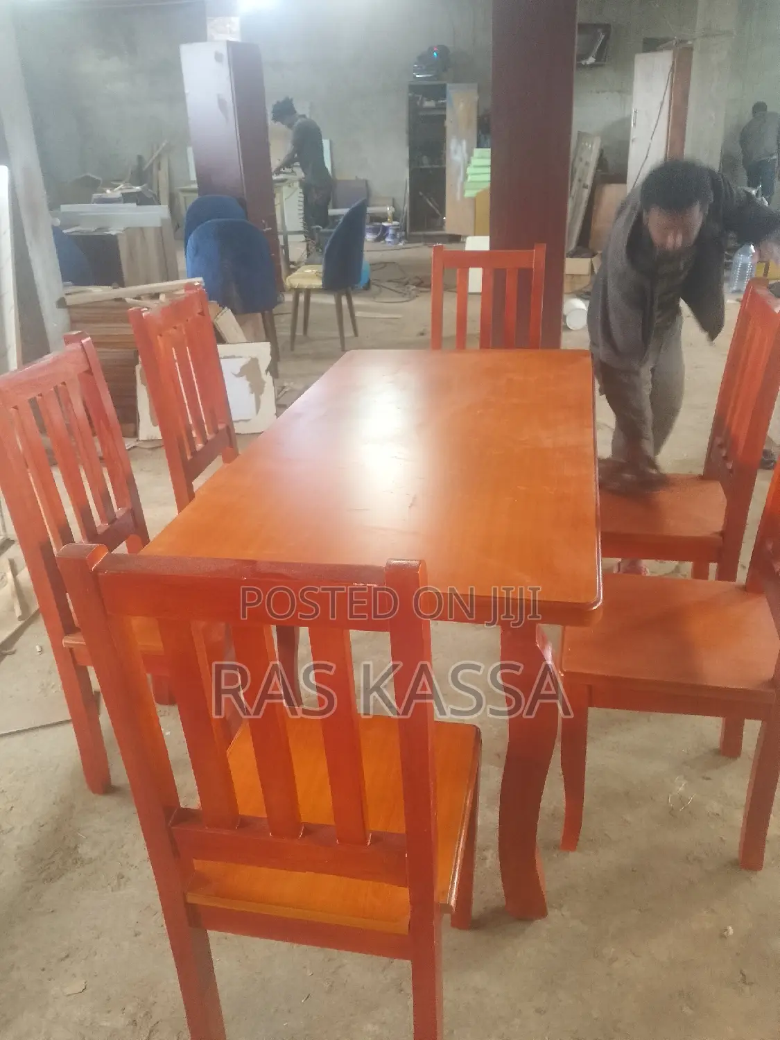 የገበታ ጠረጴዛ ከ 6 ወንበርን ጋር