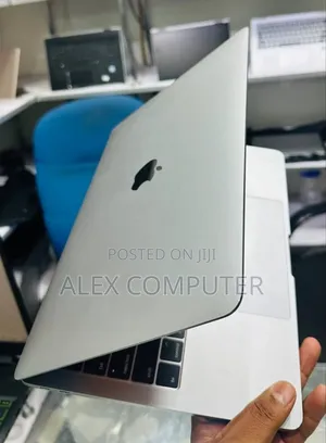 New Laptop Apple MacBook Pro 2017 16GB Intel Core I5 SSD 256GB