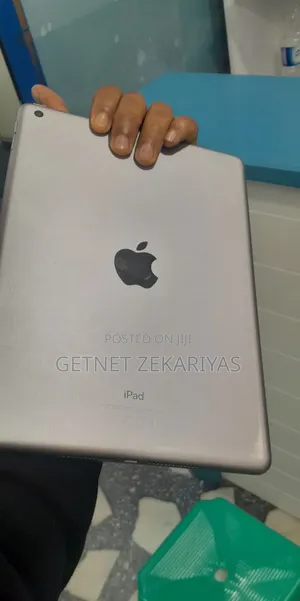 New Apple iPad 9.7 128 GB