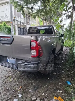 Toyota Hilux 2022 Gray