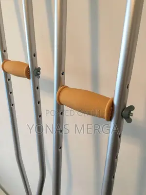 Adjustable Height Crutches for Adults With Non Slip Tips