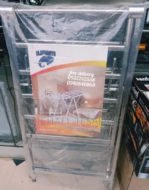 እጥር ምጥን ያለች ብዙ ልብስ መስቀል የሚያስችል የልብስ መስቀያ አምጥተንላቹሀል።