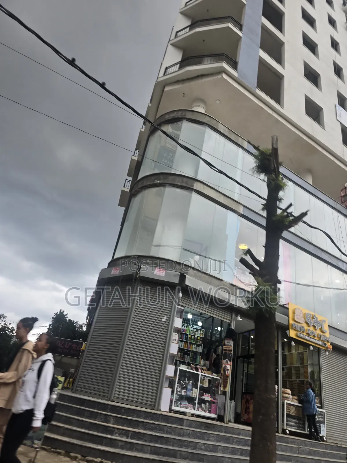 የንግድ ሱቅ በመሃል መገናኛ ሾላ ገበያ ከ1-3 100c/Oያለቁ ሙሉ ክፍያ መርከብ