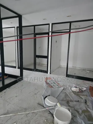 የንግድ ሱቅ በመሃል መገናኛ ሾላ ገበያ ከ1-3 100c/Oያለቁ ሙሉ ክፍያ መርከብ