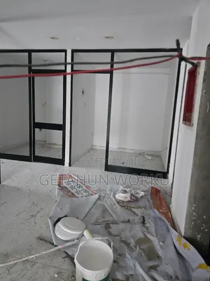 የንግድ ሱቅ በመሃል መገናኛ ሾላ ገበያ ከ1-3 100c/Oያለቁ ሙሉ ክፍያ መርከብ