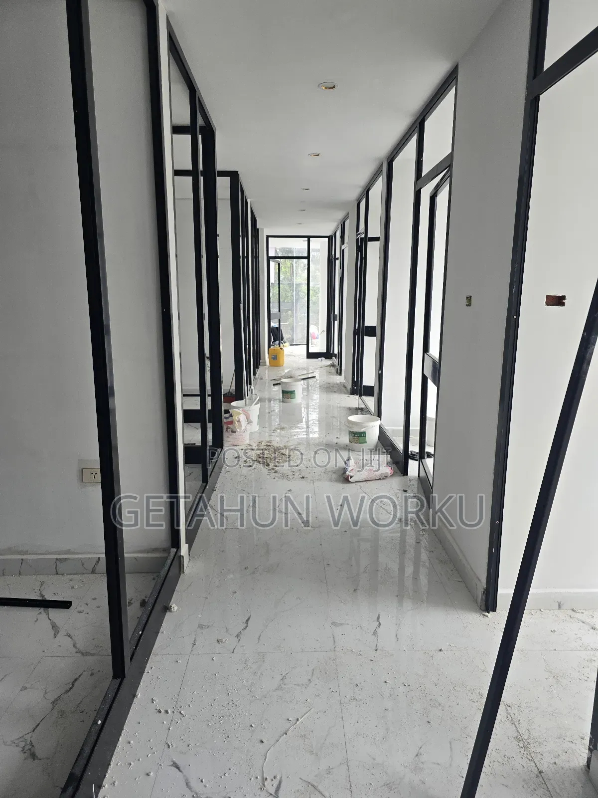 የንግድ ሱቅ በመሃል መገናኛ ሾላ ገበያ ከ1-3 100c/Oያለቁ ሙሉ ክፍያ መርከብ