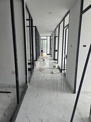 የንግድ ሱቅ በመሃል መገናኛ ሾላ ገበያ ከ1-3 100c/Oያለቁ ሙሉ ክፍያ መርከብ