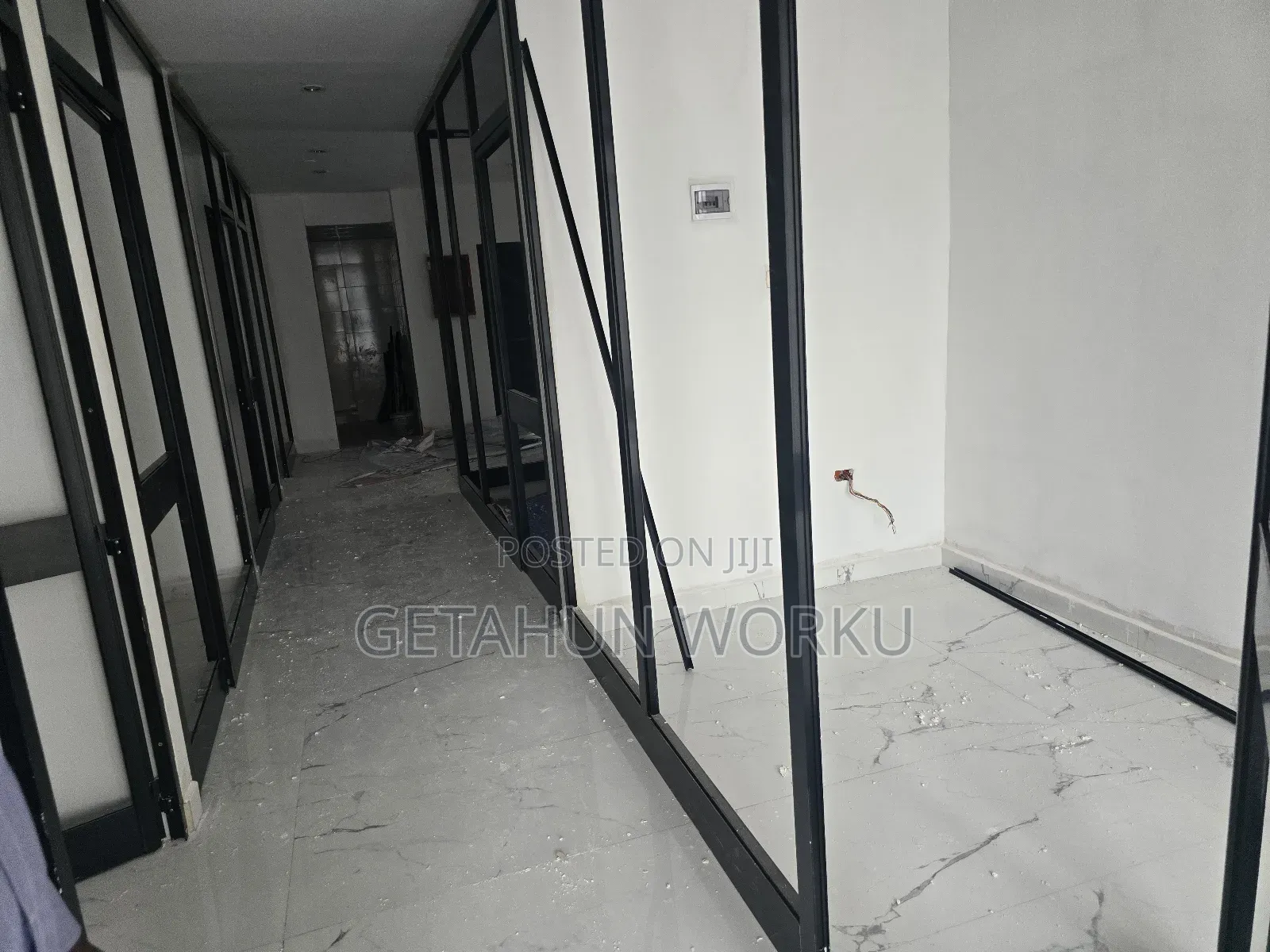 የንግድ ሱቅ በመሃል መገናኛ ሾላ ገበያ ከ1-3 100c/Oያለቁ ሙሉ ክፍያ መርከብ