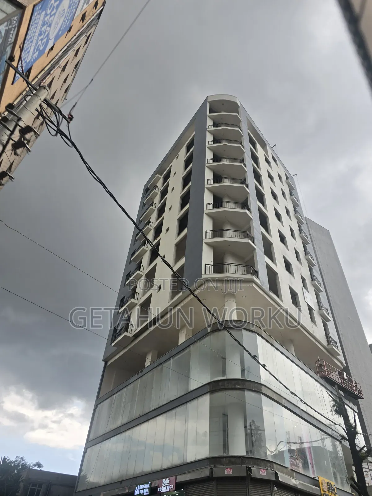 የንግድ ሱቅ በመሃል መገናኛ ሾላ ገበያ ከ1-3 100c/Oያለቁ ሙሉ ክፍያ መርከብ