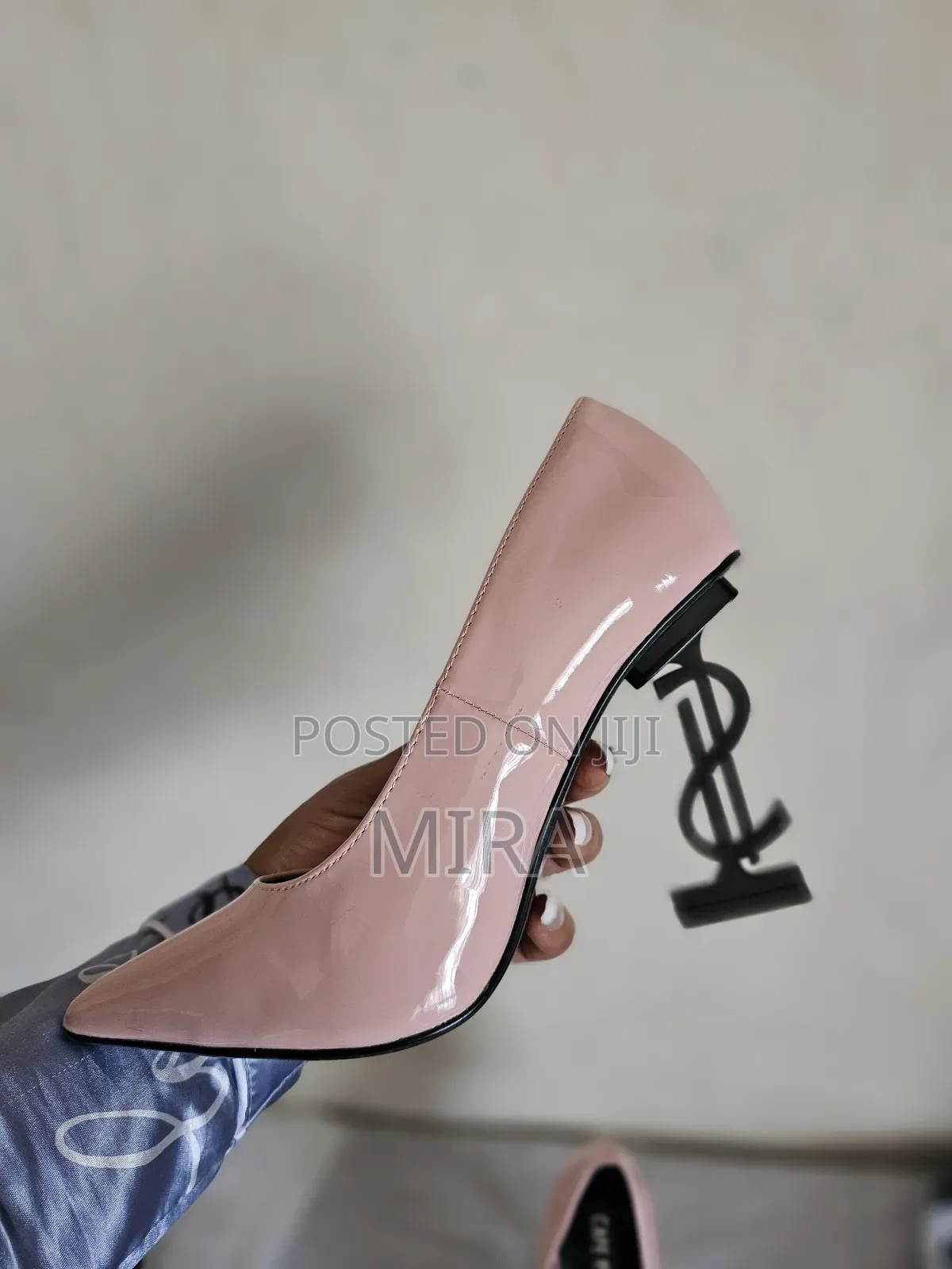 Dollar Heel Shoe