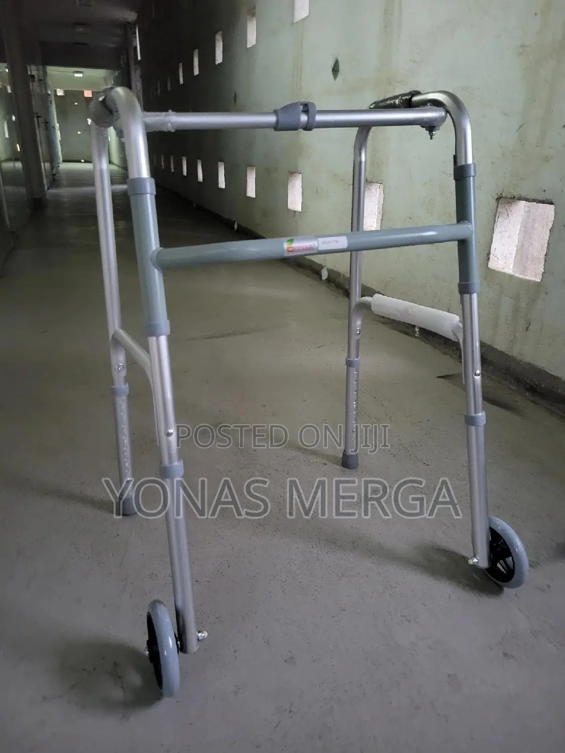 Walker _Adjustable Height Legs
Quick Tool-Free Assemblys