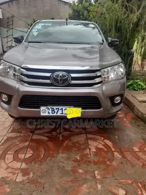 Photo - Toyota Hilux 2019 Gold