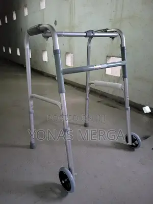 Photo - Walker/Stable WALKING】Easily Maneuvers Through Tight Spaces