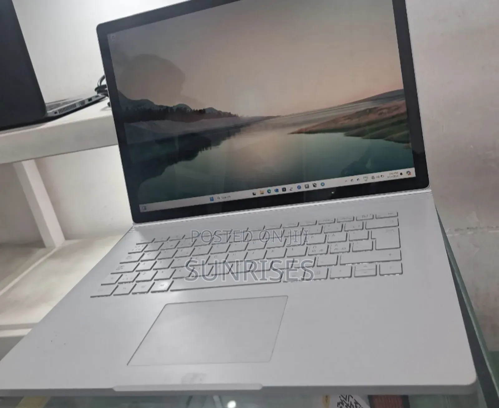 New Laptop Microsoft Surface Book 2 16GB Intel Core I7 SSD 256GB
