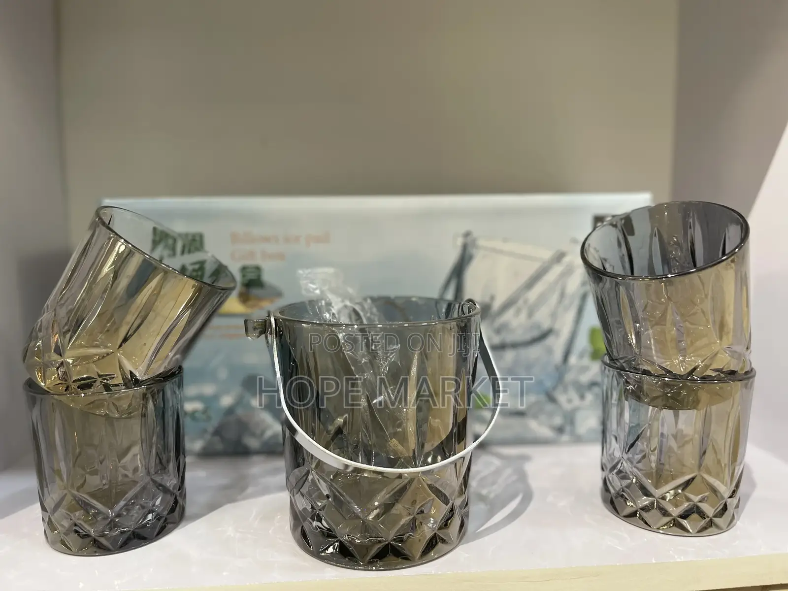 የበረዶ ማቅረቢያ ከነ ውስኪ ብርጭቆ