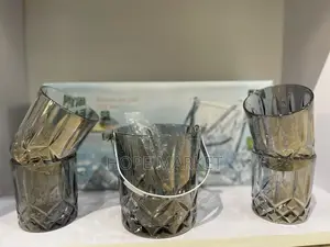 የበረዶ ማቅረቢያ ከነ ውስኪ ብርጭቆ