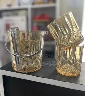 የበረዶ ማቅረቢያ ከነ ውስኪ ብርጭቆ