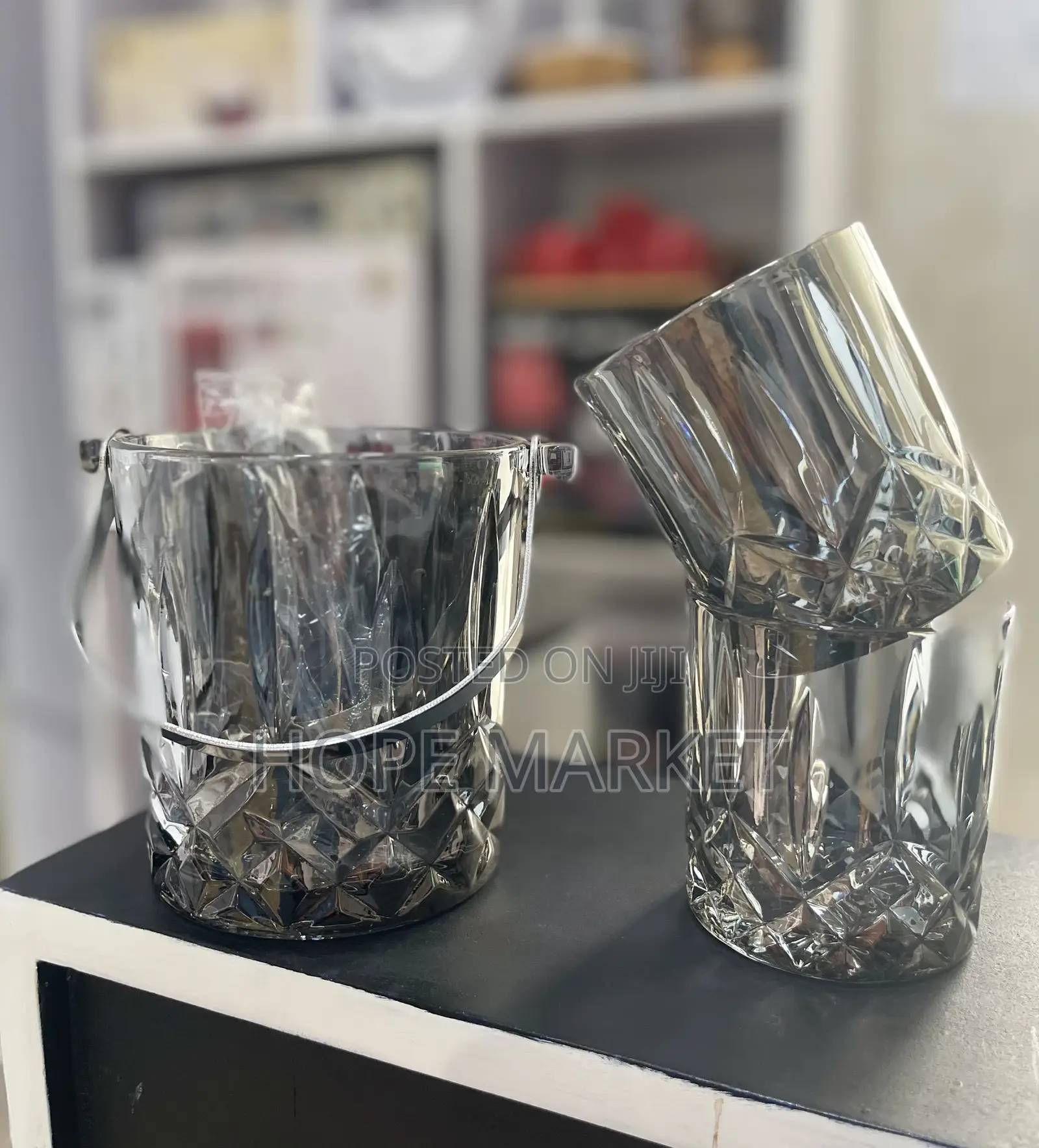 የበረዶ ማቅረቢያ ከነ ውስኪ ብርጭቆ