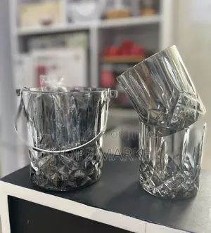 Photo - የበረዶ ማቅረቢያ ከነ ውስኪ ብርጭቆ