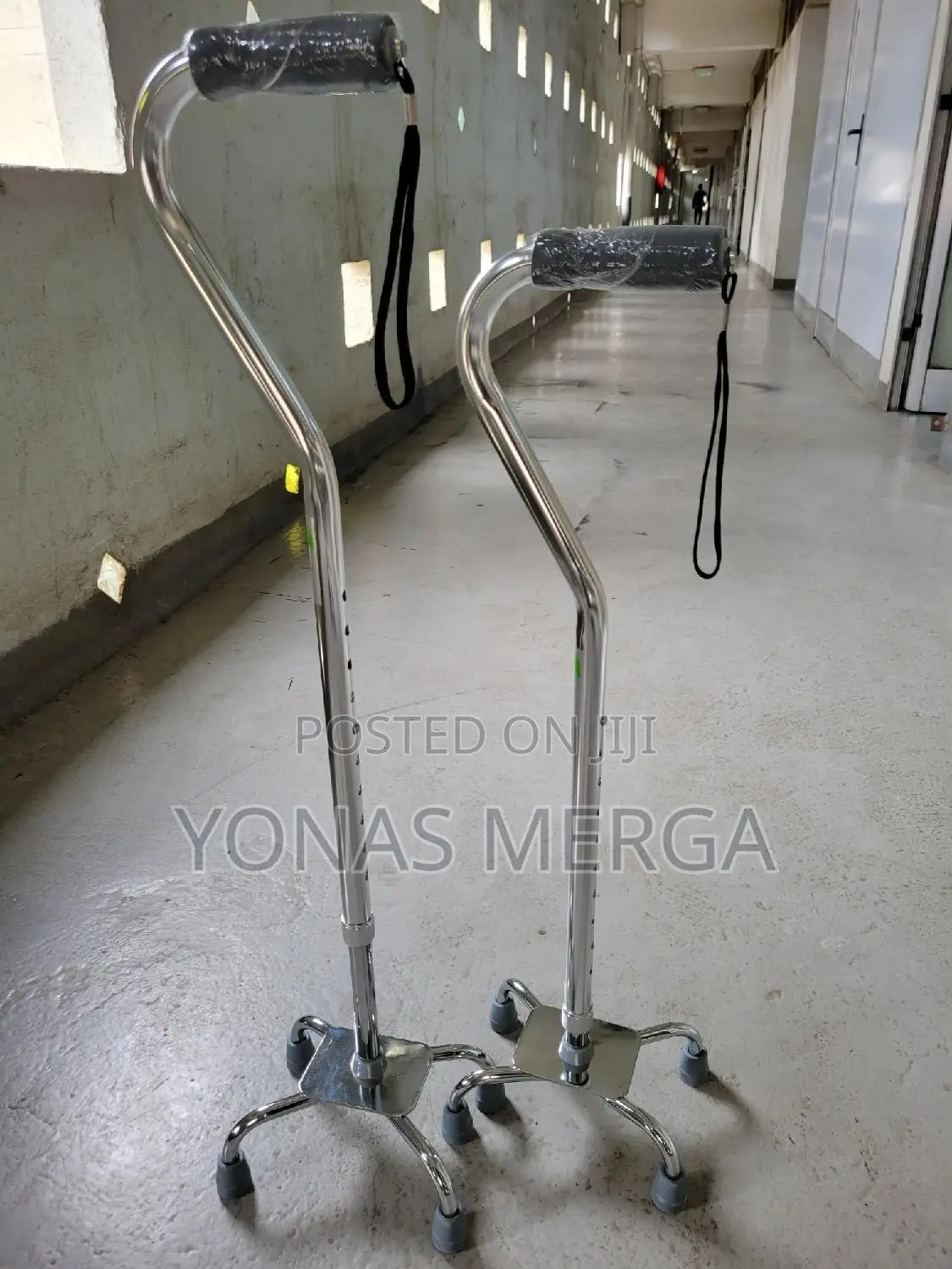 ባለ4leg ከዘራ"Adjustable Walking Stick Features Handy Quadripod