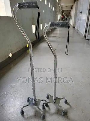 Photo - ባለ4leg ከዘራ"Adjustable Walking Stick Features Handy Quadripod