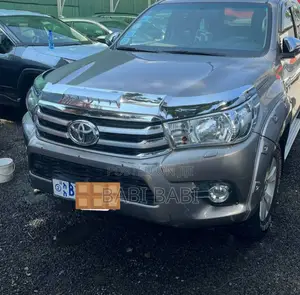 Photo - Toyota Hilux 2017 Silver