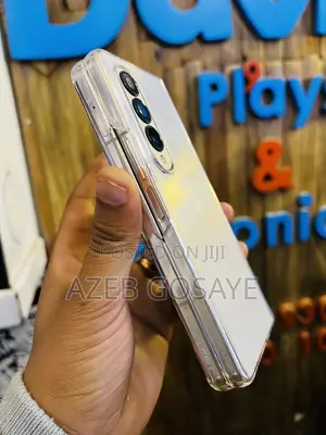 Photo - New Samsung Galaxy Z Fold4 256 GB Gold