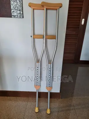 Photo - New Crutches Comfortable Pad Hand Grip for 4'2" To5' People