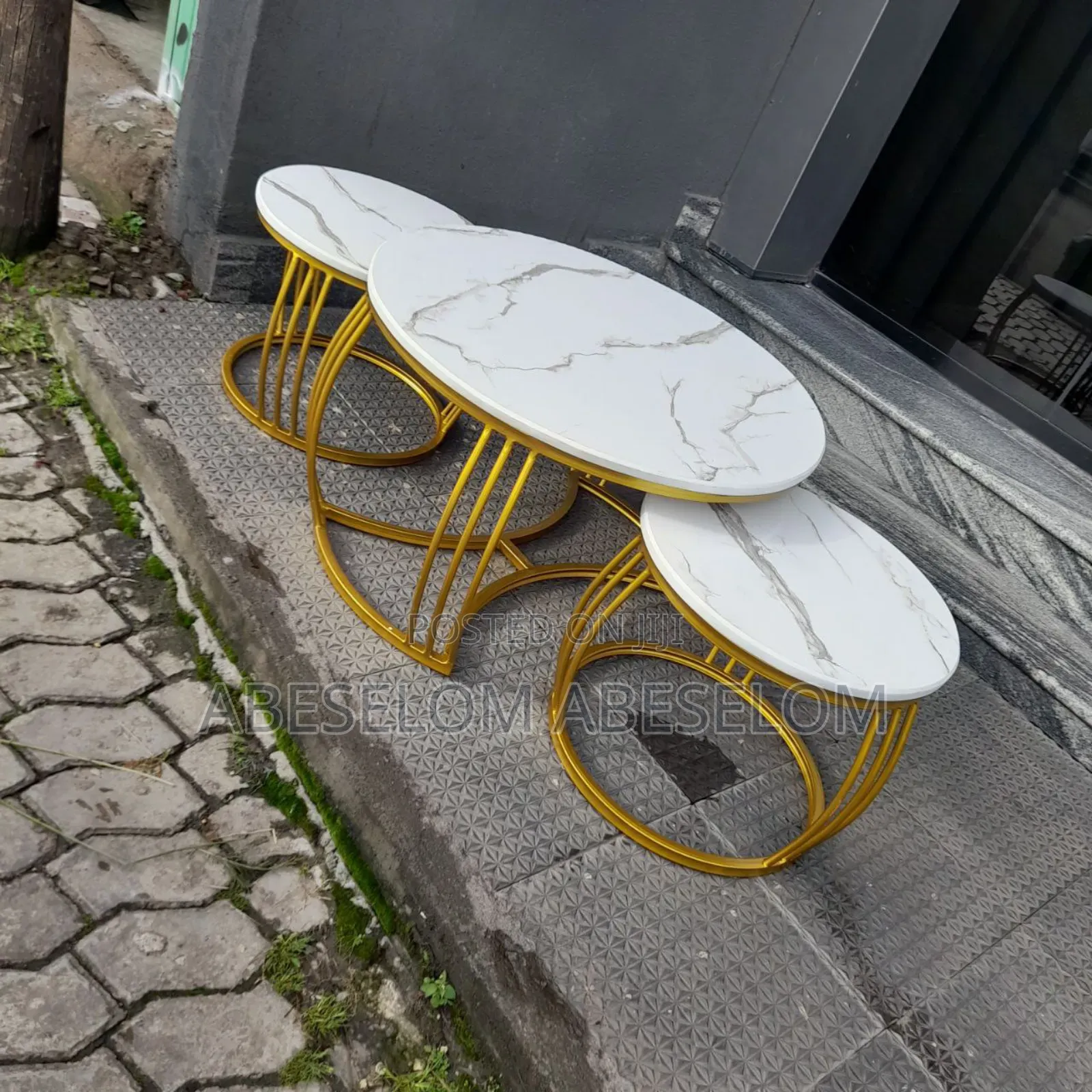 ባለ ሶስትየሶፋ ጠረጴዛ