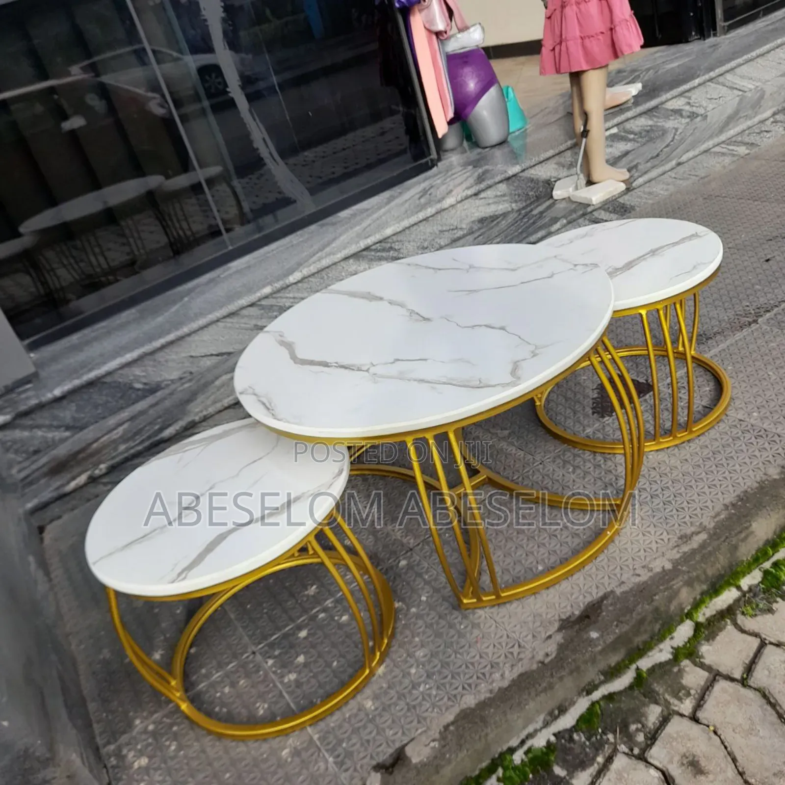 ባለ ሶስትየሶፋ ጠረጴዛ