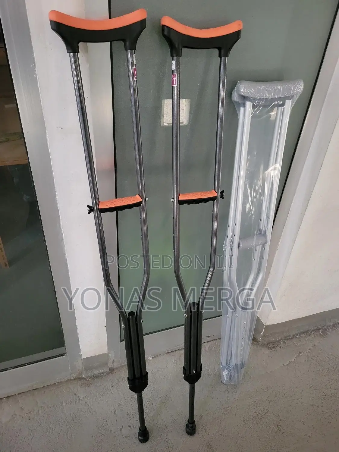 Adult Walking Crutches With Underarm Pad and Handgrip, Gray