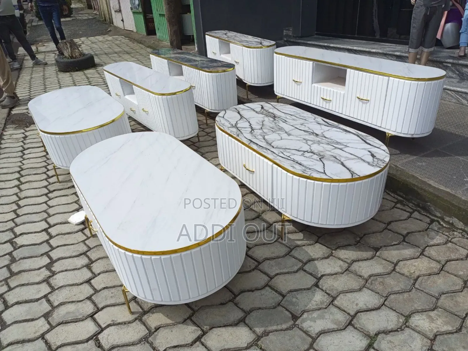 ቲቪ ስታንድ እና ጠረጴዛ