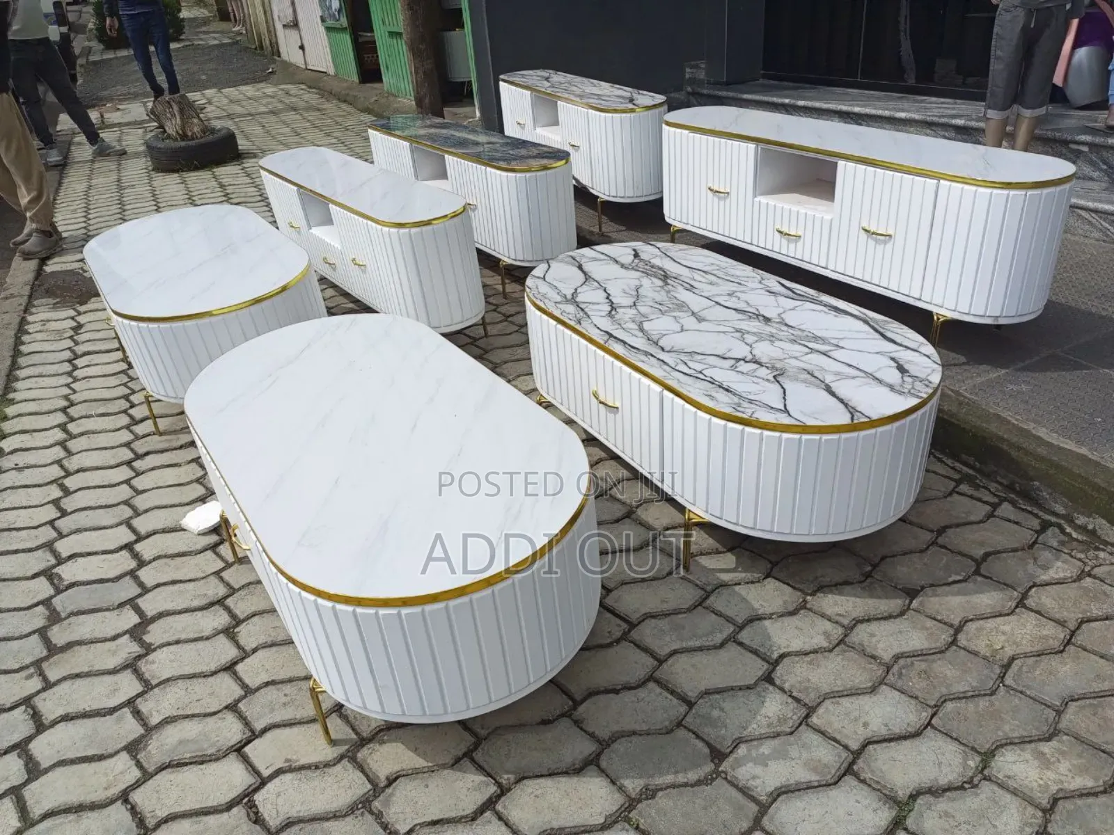 ቲቪ ስታንድ እና ጠረጴዛ