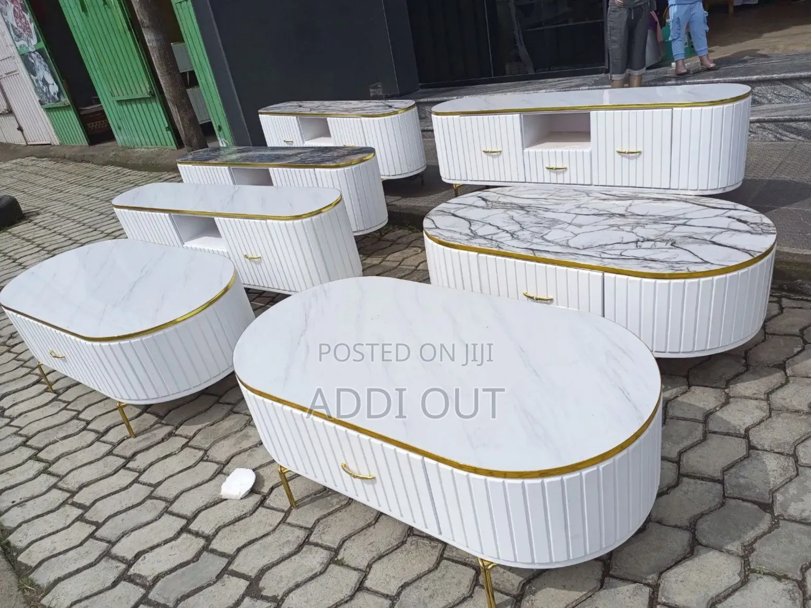 ቲቪ ስታንድ እና ጠረጴዛ